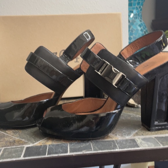 No. 704B Reneh Black Leather & Patent heels - Picture 5 of 10